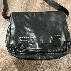 Like NEW Renzo Rainero genuine Argentinean leather - laptop or messenger purse